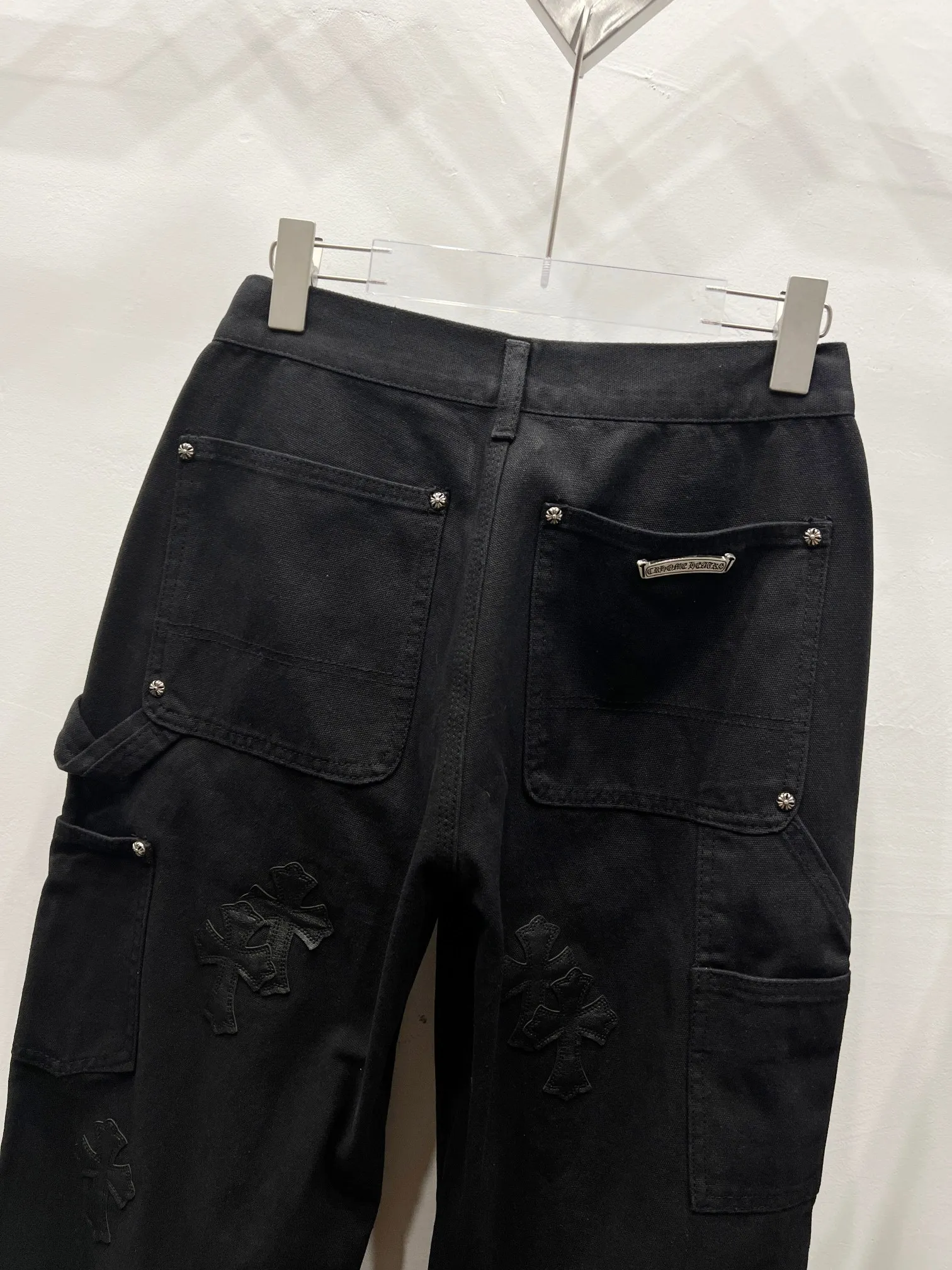 P260 Style No.: (c044) Chrome hearts Cross patch leather jeans workwear logging pants Chrome hearts logging pants are here! ! ! CH Croix Heart Double Knee Cross Patch Leather Bo1 Style Logging Pants Straight-leg Work Pants B136 Croix Heart Cross Sanskrit Overalls Price 4W Level, Patched Cross Pattern Decoration, High Waist Washed Jeans! ! Absolutely high-end luxury products, 1.9W level god-level single products, super popular products, made by top heavy industry, not to be missed. About Zangyin, this is an extremely luxurious fashion brand, which can also be called the nobles of the high street. It has always been an exclusive brand of some hipsters or rich second generation. Compared with ordinary high streets, it is more luxurious and noble. Compared with luxury brands, it has a more fashionable personality and has always been a brand that I have a special liking for. Imported yarn is custom-woven into a high-density twill canvas, which ensures a crisp silhouette while also making the fabric feel very delicate. It follows the B01 classic silhouette, with a crisp and stylish upper body. The ready-made garments are stone-ground and fermented, so they can be matched with any style. Buttons and brushed zinc are washed with genuine YKK retro metal products. Double-layered canvas on the front. Perfect details. All hardware is perfect. Size: s-XXL Color: Black